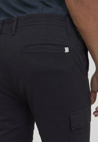 11 Project PRLOUKA REGULAR FIT - Kargopüksid - black