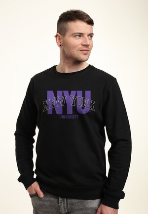 Felpa nera in cotone, caratterizzata da grandi grafiche "NYU" e "NEW YORK UNIVERSITY" in viola e bianco sulla parte anteriore.
