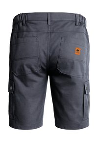 Donkergrijze cargoshorts met twee achterzakken, waarvan één is voorzien van een klein bruin logo en knoopsluitingen aan de zijzakken.