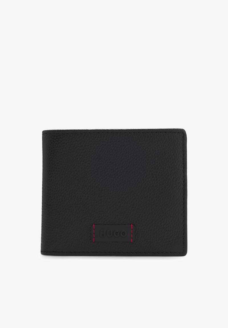 Portefeuille bifold en cuir texturé noir avec un petit patch noir embossé de "HUGO" et des surpiqûres rouges sur le devant.