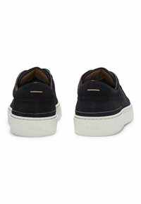 Navy sneakers i mocka med vita gummisulor. Har minimalistisk design och stickade detaljer, präglad logotyp vid hälen.