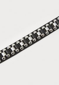 Brățară din piele neagră, cu elemente metalice argintii, având un design asemănător unei lanțuri, cu secțiuni rotunde și dreptunghiulare alternate.