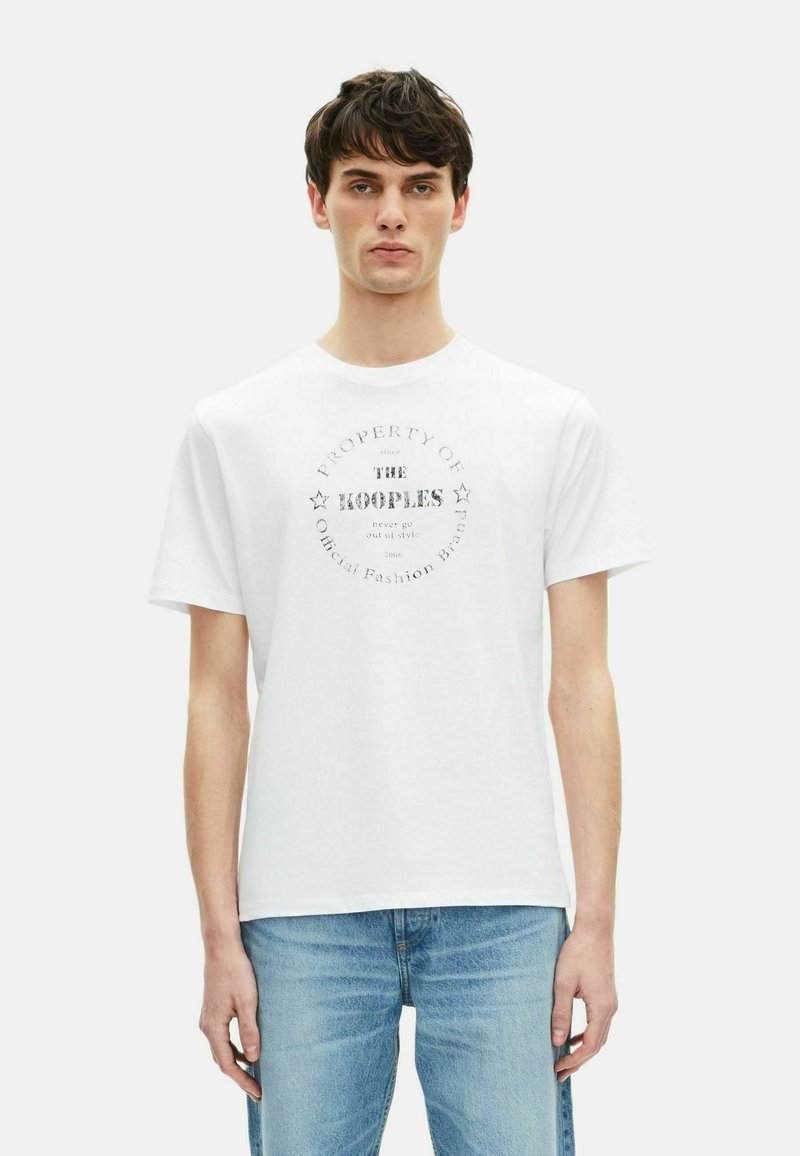 Witte katoenen T-shirt met een ronde halslijn en korte mouwen, met een geprinte ronde logoontwerp in het grijs in het midden.