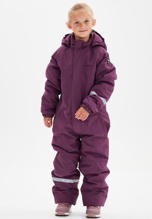 Lila isolierter Schneeanzug mit Kapuze, elastischen Bündchen und reflektierenden Streifen. Das Design umfasst weit geschnittene Beine und einen Reißverschluss vorne.