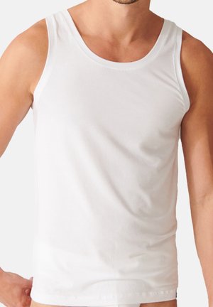 Top bianco senza maniche realizzato in cotone, con scollo rotondo, spalline larghe e design aderente. Texture liscia senza motivi.