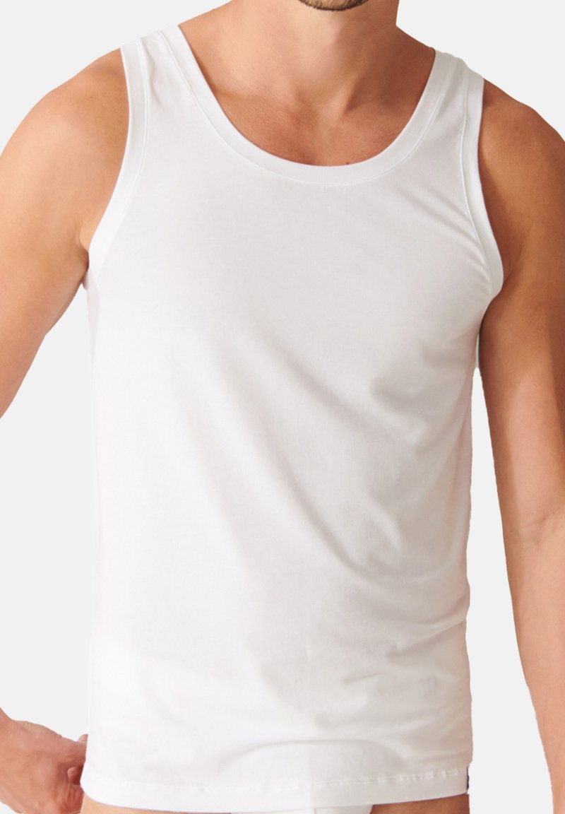Top bianco senza maniche realizzato in cotone, con scollo rotondo, spalline larghe e design aderente. Texture liscia senza motivi.