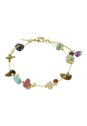 Pulsera de cadena dorada con cuentas de piedra multicolor irregulares y cierre de langosta sobre fondo blanco.