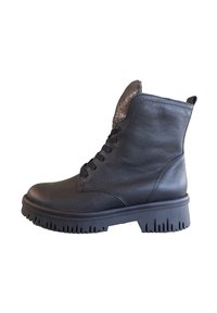 Zwarte leren enkellaarsjes met een gestructureerde metalen accenten aan de bovenkant, voorzien van ronde veters en een dikke, gegroefde rubberen zool.