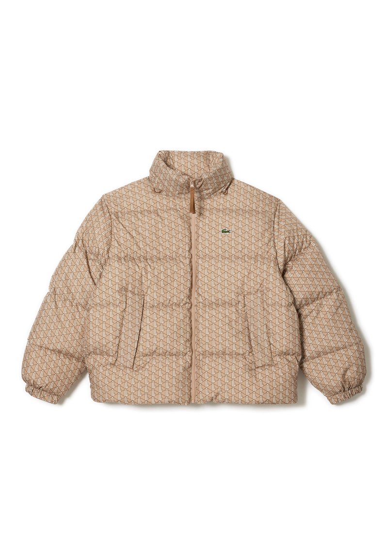Giacca puffer beige con motivo geometrico, colletto alto, chiusura frontale con zip e polsini elasticizzati. Presenta un piccolo accento con logo verde.