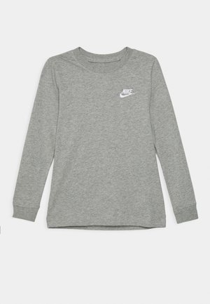 Langærmet Nike-shirt i gråmeleret med rund hals og lille hvid Nike-logo på venstre bryst, vist fladt på hvid baggrund.