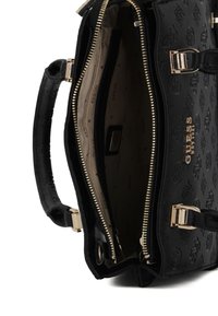Borsa a tracolla in pelle nera con motivo impresso, hardware dorato, due scomparti e chiusura con zip. Interno foderato in tessuto beige.