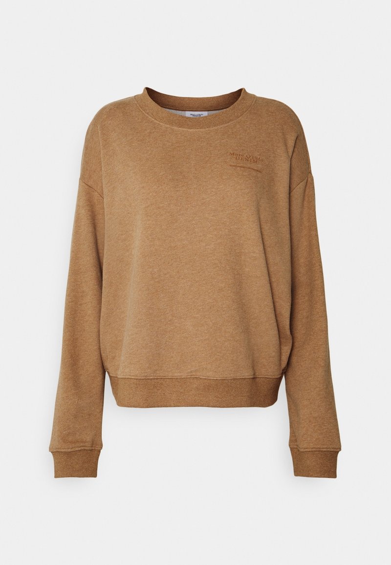 Sweat-shirt marron col rond avec manches longues et poignets et bas côtelés, avec un petit texte brodé sur la partie gauche de la poitrine.