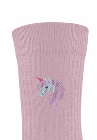 Rosa gerippte Crew-Socke mit einem Einhorn-Design, das eine hellblaue Mähne und ein rotes Horn zeigt, aus weichem Strickmaterial gefertigt.