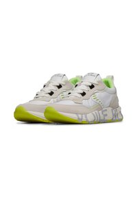 Sneaker con una toma superiore grigio chiaro e bianco, dettagli in verde neon, lacci neri e una suola testurizzata bianca e verde con dettagli stampati.