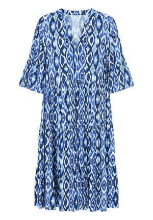 Blå og hvid mønstret kjole til knæet med V-udskæring, lagdelt nederdel og trekvart brede ærmer.