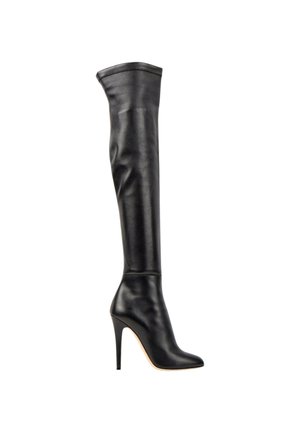 Botte noire en cuir montante jusqu'à la cuisse avec bout pointu et talon aiguille, vue de côté sur fond blanc.