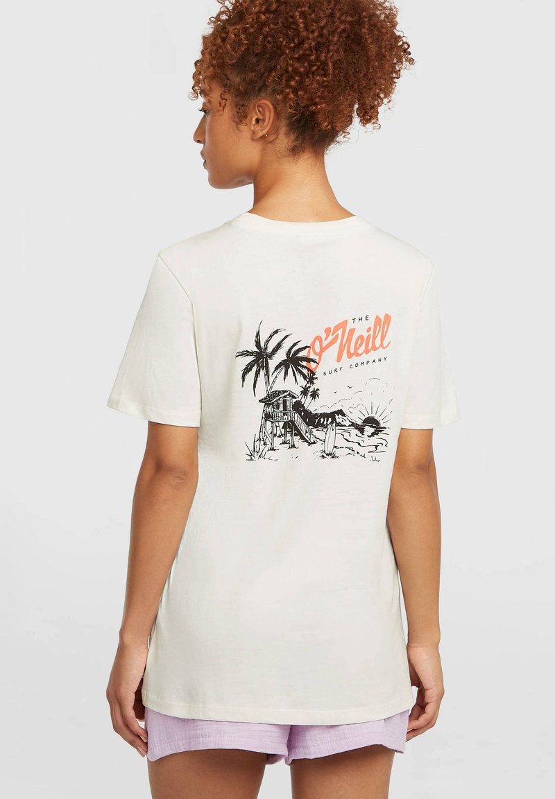 Kermanvärinen lyhythihainen t-paita, jossa musta ja oranssi grafiikka rannikkonäkymästä, jossa on palmuja ja surffilauta.