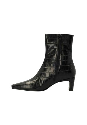 Schwarze Knöchelstiefel mit spitzer Zehe, Krokodilleder-Optik, seitlichem Reißverschluss und schlankem Absatz. Aus glänzendem Leder gefertigt.