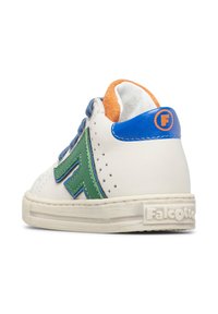 Sneaker bianca in pelle con accenti verdi e blu, tacco in suede testurizzato e design perforato. Presenta un logo arancione sul tallone e il nome del marchio.