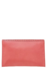 Korallinvärinen nahkainen clutch-laukku, jossa on sileä pinta, suorakulmainen muoto ja rei'itetyt yksityiskohdat yläreunalla. Minimalistinen muotoilu.