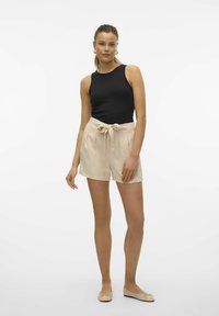 Vero Moda NOOS - Šorti - oatmeal