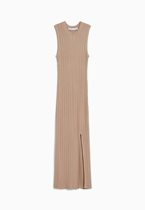 Robe maxi beige sans manches en maille côtelée avec encolure arrondie et fente à l’avant côté droit, posée à plat sur fond blanc.