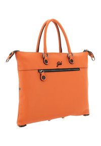 Borsa tote in pelle arancione con due manici superiori, dettagli neri, una tasca frontale con cerniera e dettaglio con logo. Texture liscia e design strutturato.