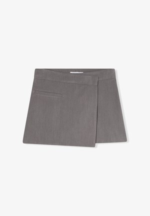 Szara mini spódnica o gładkiej fakturze, wyposażona w boczną kieszeń i schludny, dopasowany krój. Odpowiednia na różne okazje.
