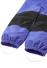 Fialová neprůstřelná bunda a kalhoty s černými detaily, elastickými manžetami a bílými smyčkami na lemu pro snadné připevnění. Hladký, lehký materiál.