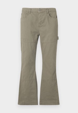 Kaki bukser med vidde laget av bomull. Har front- og sidelommer, sømdetaljer og en jevn tekstur.