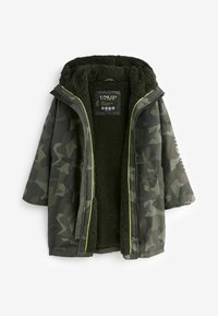 Zelená bunda s kamuflážnym vzorom a štruktúrovanou fleecovou podšívkou, ktorá má kapucňu, jasné zipsy a voľný, oversized dizajn.