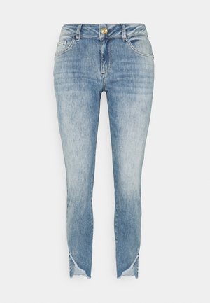 Lyseblå slim-fit jeans med falmet vask, guldknap, fire lommer og flossede rå kanter med små slidser ved anklerne.