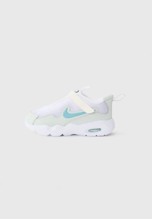 Biały i jasnoszary sneaker z niebieskim logo Nike, zapięcie na rzep i gruba biała podeszwa z widoczną poduszką powietrzną na jednolitym tle.