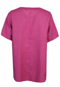 Short-sleeve, round-neck tunic in fuchsia, made of textured fabric. Straight cut with a center seam on the back, hip-length hem.