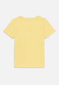 Κίτρινη βαμβακερή μπλούζα με κοντά μανίκια, στρογγυλή λαιμόκοψη και λεία υφή. Δεν υπάρχουν ορατά σχέδια ή στολίδια.