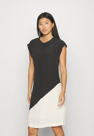 BLOCKED KNEE DRESS - Day dress - black/calico