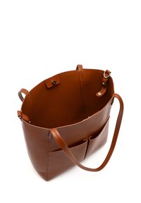 Brun læder tote bag med en struktureret form, der har to udvendige lommer og en glat tekstur. Inkluderer justerbare skulderstropper.