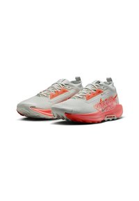 Scarpe sportive grigie chiare con una finitura testurizzata, dotate di accenti arancioni e un motivo geometrico unico sul lato, con un design di allacciatura sicuro.