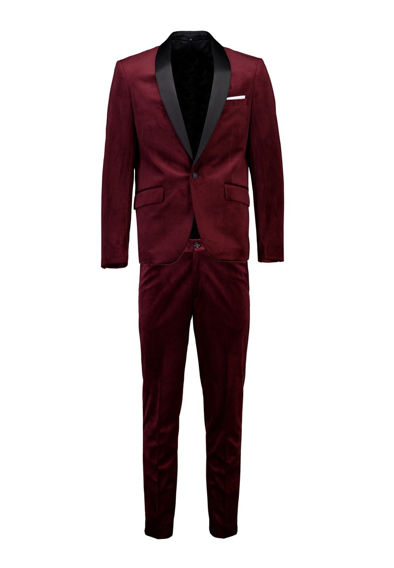 Completo in velluto bordeaux con revers in raso nero. Giacca su misura con due tasche e un solo bottone. Pantaloni attillati coordinati.