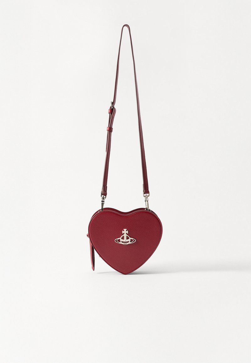 Borsa a tracolla rossa a forma di cuore, in pelle texture, con logo argento e tracolla regolabile. Chiusura con zip, design compatto.