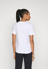 Weißes kurzärmeliges T-Shirt mit rundem Ausschnitt, slim fit und glatter Baumwolltextur. Keine sichtbaren Muster oder Grafiken. Rückansicht gezeigt.