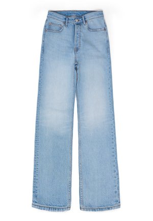 Pantalon en denim bleu clair à taille large, avec un design classique à cinq poches, présentant une fermeture par bouton et zip, avec des détails de décoloration subtils.