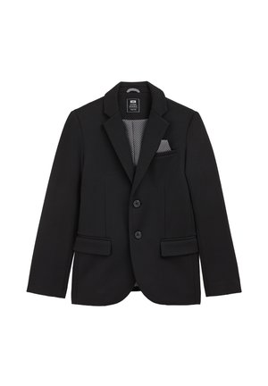 Schwarzer Zwei-Knopf-Blazer mit Reverskragen, Klapptaschen und einem gemusterten Einstecktuch auf einem weißen Hintergrund.