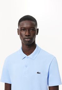Lacoste HOMME - Polo - bleu pastel hbp