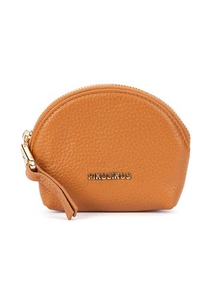 Petit porte-monnaie en cuir couleur beige en forme de demi-lune avec fermeture éclair et bracelet, embossé du nom de la marque Pikolinos sur le devant.