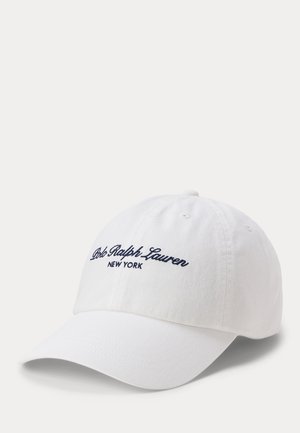Casquette de baseball blanche avec visière incurvée et texte brodé en bleu marine "Polo Ralph Lauren New York" sur le devant.