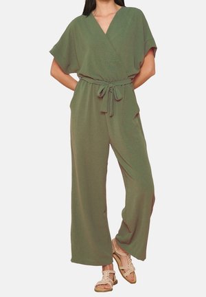 Olijfgroene jumpsuit met wijde pijpen, V-hals en korte mouwen. Voorzien van een tailleceintuur voor een flatterende pasvorm. Soepele, lichte stof.