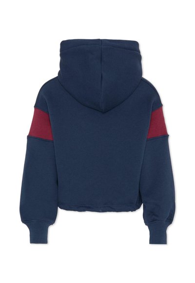 Marineblauwe cropped hoodie met een gestructureerd oppervlak, voorzien van een rode accent op de schouders en een grote capuchon, met ribgebreide manchetten aan de polsen.