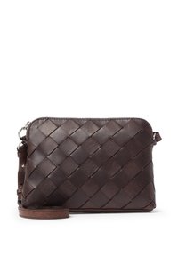 Brun läder crossbody-väska med vävd textur, dragkedja, justerbart axelrem och minimalistisch design. Kompakt rektangulär form.