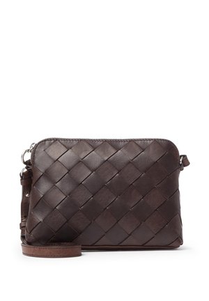 Brun läder crossbody-väska med vävd textur, dragkedja, justerbart axelrem och minimalistisch design. Kompakt rektangulär form.